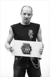 Herkki-Erich Merila, Arbo Tammiksaar. Welcome to Estonia. 2002. Foto. Tartu Kunstimuuseum