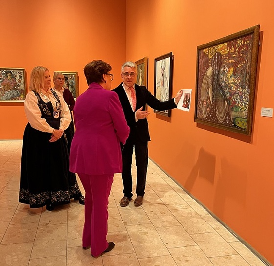 Proua Sirje Karis Konrad Mägi näitusel Lillehammeri Kunstimuuseumis. Foto: Hilde Fauskerud, Lillehammeri Kunstimuuseum