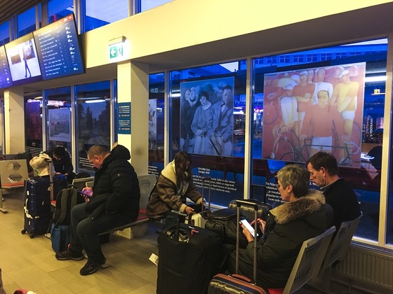 Repronäitus Tallinna bussijaamas. Foto: Eesti Kunstimuuseum