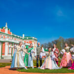Kell 12 algav pidustuste avatseremoonia toob publiku ette barokktantsu veetleva ilu . Foto: Eesti Kunstimuuseum